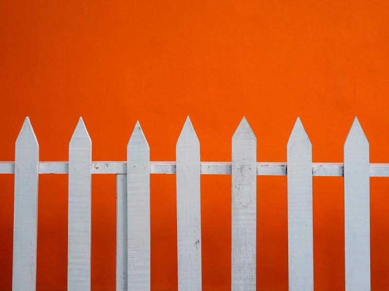 Как правильно рассчитать количество штакетников для забора